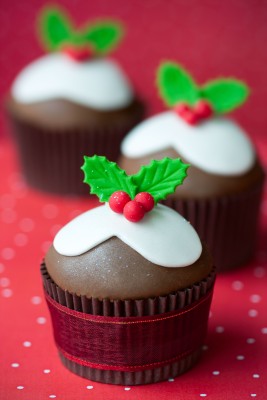 Holiday Poke Cupcakes Holiday Poke Cupcakes
